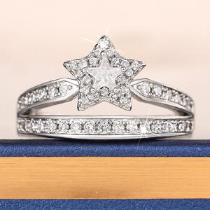 Anillo de Diamantes Plateado T0206, Corte Princesa, Color G Natural, Anillo de Compromiso para Mujer con Piedras Laterales - Product Image 2