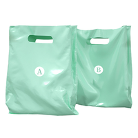 Sacs à provisions de transporteur fourre-tout en plastique noir recyclables réutilisables au détail de logo imprimé personnalisé avec poignées à boucle souple