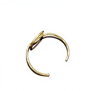 Brazalete Artesanal para Mujer, Estilo Chic Moderno, Glamour Urbano, Ajustable, de Latón - Product Image 1