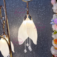 Lampe sur pied en métal doré à 3 têtes Magnolia pour allée de mariage, avec décorations suspendues en cristal, idéale pour la location commerciale