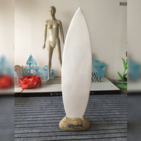 Accessoires de vitrine personnalisés, planches de surf décoratives colorées et abordables