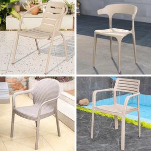 Silla de comedor de exterior con marco de hierro moderno con respaldo individual de plástico para patio, jardín o sala de estar, 1 año de garantía - Product Image 2