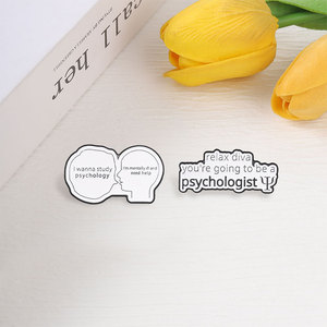 Broche en émail sur le thème de la psychologie, de la santé mentale et de l'humour, avec slogan 'Étudier la psychologie, avoir besoin d'aide, devenir psychologue', bijoux et badges - Product Image 3