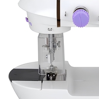 Machine à coudre portable mini blanche et violette, corps compact avec barre à aiguille, pied presseur, broche à bobine, interrupteur à deux positions, table de travail pour