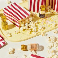 Kit de Popcorn Gourmet pour Soirée Cinéma avec Grains de Popcorn Jaunes Mélangés, 10 Sachets en Papier, 5 Assaisonnements et Garnitures
