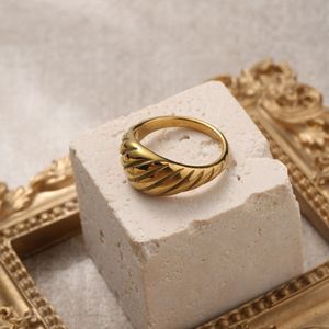 Anillo vintage de acero inoxidable con textura diagonal, chapado en oro de 18k, apilable para mujer, unisex, liso, para uso diario, joyería de moda. - Product Image 5