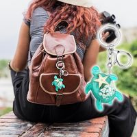 Llavero de resina acrílica con colgante de tortuga luminosa de dibujos animados, diseño personalizado para decoración de mochilas, marca privada