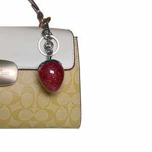 Porte-clés Fraise Charmant - Pendentif en Résine Rouge et Rose, Accessoire de Sac de Luxe et Breloque pour Clés de Voiture - Product Image 6