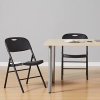 Fabricant de chaises modernes personnalisées en plastique dur empilables pliantes Dinging Chiars, blanches, noires, en résine pour l'extérieur et la fête de mariage