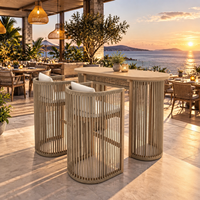 Collection de mobilier de bar d'extérieur Signature Coastal, ensemble table et tabourets en corde tressée faits à la main pour un espace de vie extérieur haut de gamme