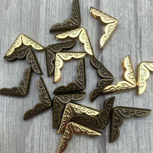 Protections d'angle en bronze antique plaqué or 21x4mm, gaufrées, pour couvertures de livres, cadres photo, registres, usage décoratif - Product Image 1