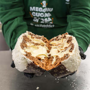Panettone Artigianale Coccolone 1,3kg con Crema di Cocco Extra Ricca, Set Regalo per le Festività - Product Image 1