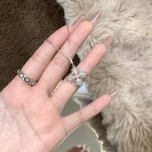 Collier en argent pur S925, petit modèle sablier, avec diamants de luxe incrustés, design goutte d'eau brossé et caractéristiques de niche - Product Image 5