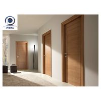 Porte en bois haut de gamme avec surface en placage naturel et finition premium pour la décoration intérieure de villas modernes