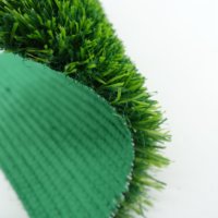 Gazon artificiel de haute densité, imperméable et durable, fabriqué en Chine, pour l'aménagement paysager des jardins intérieurs et extérieurs.
