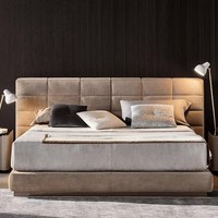 Lit plat Lawrence de grande taille, style italien minimaliste, avec cadre en bois doux et tissu mat, design moderne inspiré du lit en bloc de tofu