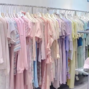 Venta al por mayor para proveedores: Fardos de ropa usada de mujer, mezcla de tops y vestidos nuevos, ropa de marca. - Product Image 5