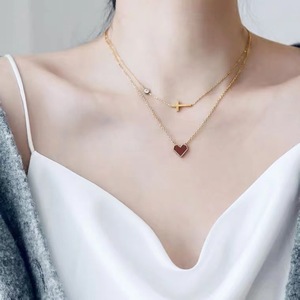 Collar de Joyería Sencillo y Moderno para Mujer - Collar con Colgante de Corazón de Concha Roja en Oro de 18K con Recubrimiento PVD y Diseño de Capas Cruzadas - Product Image 2