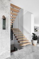 Escalier flottant en acier et bois, moderne, avec garde-corps en verre pour intérieur
