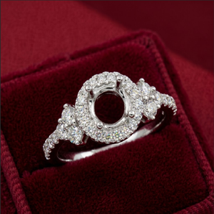 Bague de fiançailles pour femme en or blanc massif 18 carats, design de créateur, avec halo rond, pavé de diamants en grappe triangulaire et bande pavée, pour soirée - Product Image 1