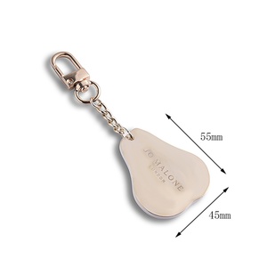 Porte-clés en métal gravé au laser en forme de poire dorée personnalisé pour sac - Product Image 6