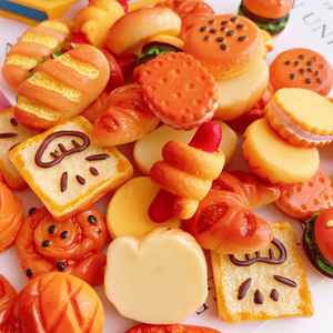 Comida resina encantos pan croissant hamburguesa tostada galleta Diy Decoración Para funda de teléfono - Product Image 1