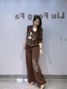 Nouvelle collection hiver : ensemble pull en maille deux pièces pour femme avec col en V et décorations élaborées en strass, à porter en duo - Product Image 3
