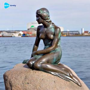 Escultura de Jardín de Bronce de Tamaño Real de Sirena Sentada sobre una Roca, con Acabado Patinado y Forma Personalizada - Product Image 2