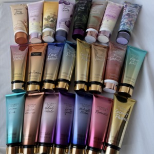 Lozione Corpo Profumata Agua Kiss Velnet Petels Love Spell Romance, Fragranza Femminile di Marca Victoria Secret - Product Image 6