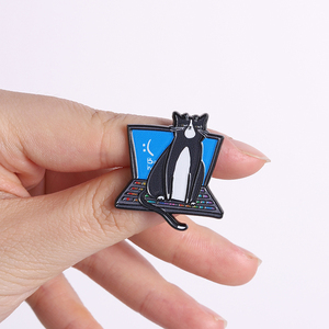 Pin Esmaltado Personalizado de Gato con Pantalla Azul para Laptop, Broche Divertido de Animal, Joyería de Moda, Insignia para Ingeniero de Software - Product Image 4