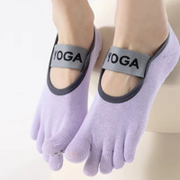 Vente en gros de chaussettes de yoga à cinq doigts pour femmes de couleur unie, chaussettes de trampoline antidérapantes absorbant la sueur, longueur de l'équipage, logo du corps