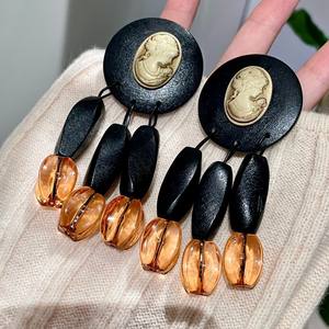 Boucles d'oreilles pendantes en bois avec motif visage vintage et perles de cristal orange, bijoux de mode pour femmes - Product Image 2