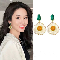Anting-anting menjuntai buatan tangan unik anting-anting bunga kering Resin bunga aster bunga hias