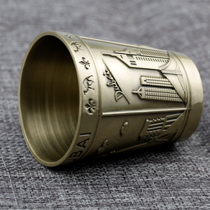 Verres à vin classiques de style Dubaï Objets d'art de luxe <span class=keywords><strong>en</strong></span> alliage de <span class=keywords><strong>zinc</strong></span> pour la commémoration touristique Verre à l'ancienne personnalisé PC - Product Image 3