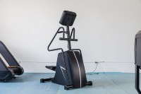 Stepper vertical de qualité commerciale HUAVIGOR, 32 niveaux réglables, moniteur numérique, cadre en acier, emballage en bois pour salle de sport, équipement de fitness