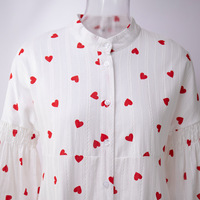 Robe chemise respirante haute densité pour femme, motif cœur artisanal, esthétique resort, silhouette oversize, tenue décontractée pour femme