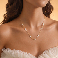 Collier délicat étanche en acier inoxydable 316L plaqué or 18 carats de haute qualité avec perle d'eau douce naturelle, fermoir à bascule géométrique et initiale bouddhiste