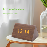 Horloge triangulaire personnalisée en bois à induction vocale peut régler plusieurs réveils Horloge de bureau à commande vocale en MDF