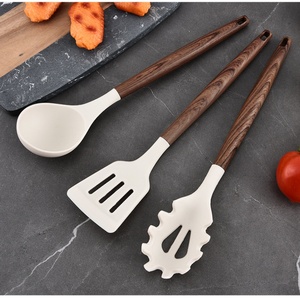 Ensemble d'ustensiles de cuisine en silicone avec fouet, pinces et pinceaux, outils de cuisson avec manche en bois – Vente en gros - Product Image 5