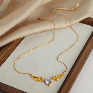 Collar con Colgante de Ala y Corazón de Acero Inoxidable Dorado con Circonita, Joyería Minimalista de Moda - Product Image 4