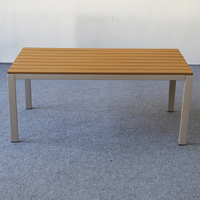 Ensemble de meubles de patio bleu marine 4 pièces, canapé 3 places, 2 fauteuils, table basse avec plateau en bois, structure en métal pour jardin et cour arrière