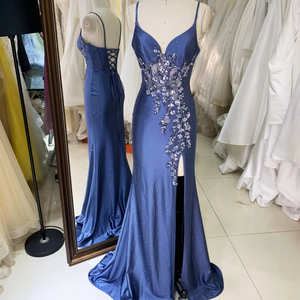 Eleganti Abiti <span class=keywords><strong>da</strong></span> <span class=keywords><strong>Sera</strong></span> Lunghi a Linea A <span class=keywords><strong>con</strong></span> Schiena in Pizzo, Plissettatura in Raso, <span class=keywords><strong>Spacco</strong></span> e Corpetto Ricamato <span class=keywords><strong>con</strong></span> Fiori - Product Image 1