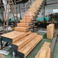 Marches d'escalier en forme de U en marbre naturel moderne, bois massif et verre trempé pour une utilisation intérieure dans les villas résidentielles (taille personnalisée)