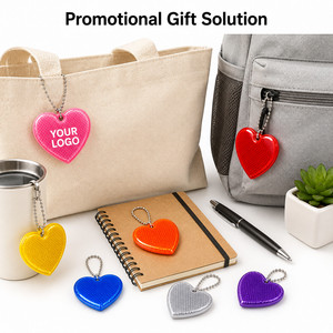 Porte-clés réfléchissant en PVC en forme de cœur avec logo personnalisé, étiquette de sécurité haute visibilité pour sac à dos, course nocturne, marche sécurisée - Product Image 5