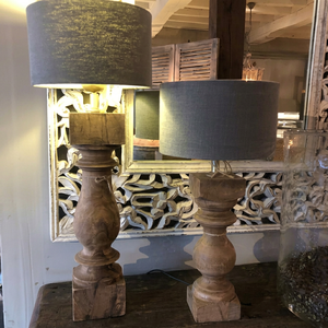 Lampe de table rustique en bois brun avec piétement sculpté artisanal et abat-jour en tissu pour chambre, salon ou console - Product Image 1