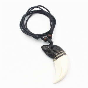 Einstellbare Wachs Seil hölzerne Perlen Zwei-Töne-Paar-Halsband Modisch Harz weißer Wolfzahn Spleißen schwarze Schildkröten-Anhänger-Halsbänder - Product Image 5