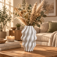 Vase en céramique blanche avec motif de vagues ondulées pour fleurs et décoration intérieure