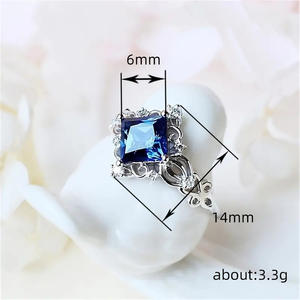 Anello da Donna Q196 con Zirconia Cubica Taglio Principessa Geometrico, Anello di Fidanzamento con Gemma Creata in Laboratorio, Montatura a Griffe, Gioiello di Moda - Product Image 6