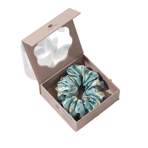 Vente en gros de chouchous en soie de 4,5 cm, style européen et américain, de haute qualité, avec logo personnalisé et imprimé à pois blancs motif marguerite, pour Halloween - Product Image 1