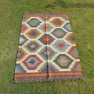 Tapis rectangulaire artisanal en laine tufté à la main, motif géométrique Kilim, écologique, pour salon, à poils moyens, nettoyage localisé, par Krafterscustom - Product Image 1